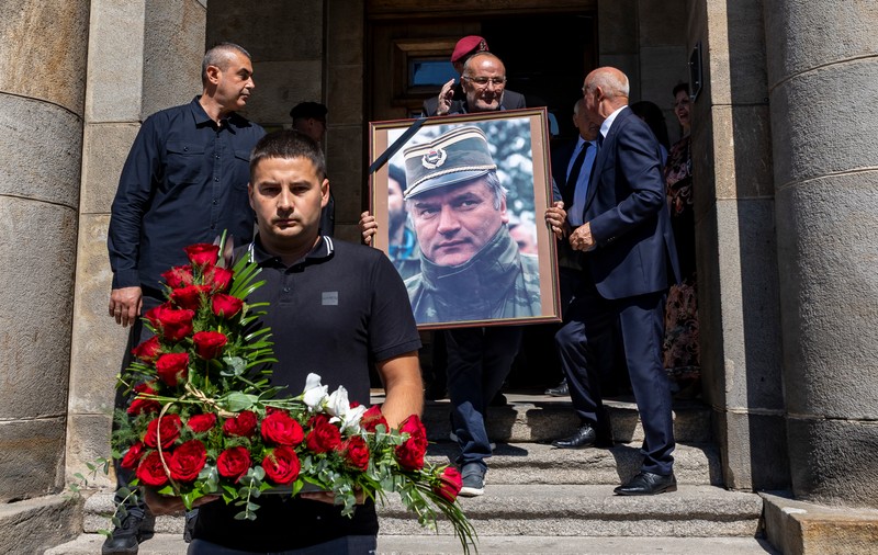 Criminalul de război Ratko Mladic, înmormântat ca un erou în Serbia: patriarhul, miniștri, fiul lui Vucic și mii de oameni, prezenți la funeralii I VIDEO