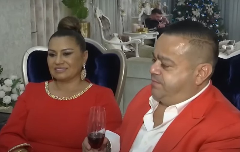 Imagini din casa lui Adrian Minune din Ștefăneștii de Jos. În garajul vilei sunt cele două mașini de lux, un Ferrari și un Lamborghini