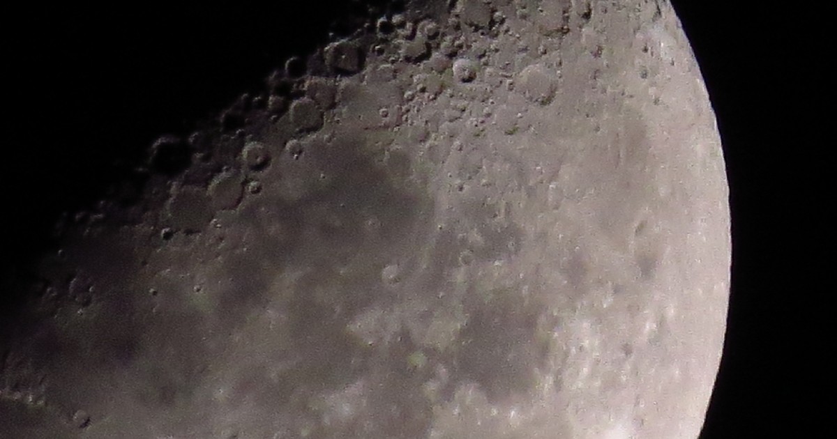 Luna, pe 5 august 2026. Impactul rachetei Falcon 9 a companiei SpaceX cu Luna nu a putut fi observat de mii de oameni care foloseau telescoape și urmăreau transmisiunile live de pe YouTube. Coliziunea a avut loc la ora 06:35 UTC, pe 5 august 2026, în apropierea craterului Einstein.