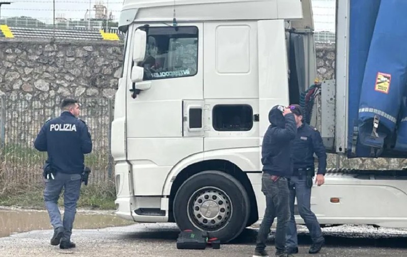 Șofer român de TIR care transporta îngrășăminte, arestat pe loc în Italia. A devenit agitat la control și polițiștii au adus câinii