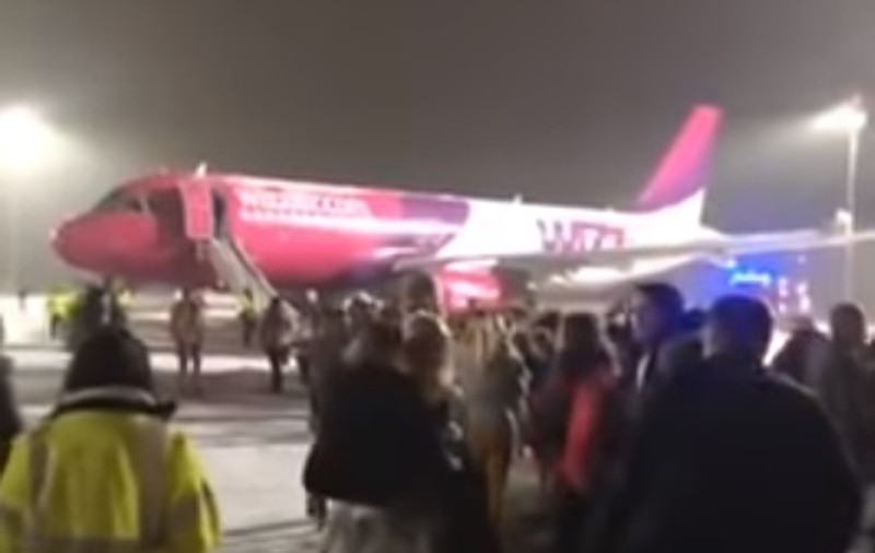 Un avion Wizz Air plin cu români a fost evacuat în urma unei alarme de incendiu la bord. Explicațiile operatorului aerian