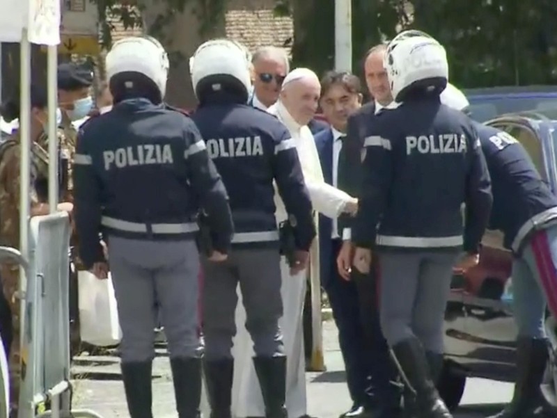 Imagine furnizată de RAINEWS24, preluată de agenția foto EPA, care îl arată pe Papa Francisc ajungând la Vatican, miercuri, 14 iulie