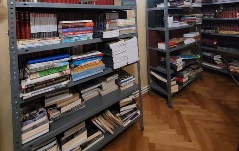 Un istoric din Deva, reclamat de un vecin că a umplut palierul blocului cu cărțile lui. Reacția bărbatului