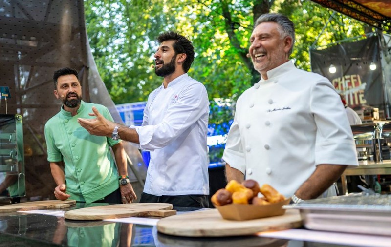 Cum au fost surprinși jurații de la „Chefi la cuțite” la Festivalul Summer Well 2025 de pe Domeniul Știrbey din Buftea