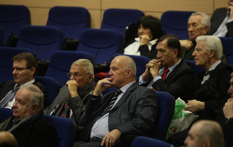 Crăciunescu, critic vestimentar: ”Burleanu conduce cum se îmbracă”