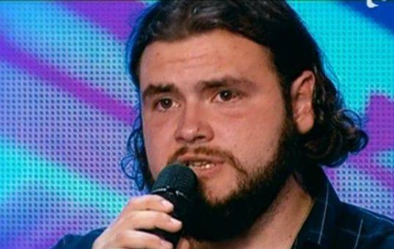Ascultă cum cântă un viitor preot o strofă din PARAZIŢII! CHELOO e în extaz
