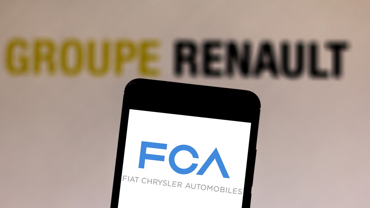 Renault și Fiat vor să reia discuțiile privind fuziunea, dar totul depinde de Nissan. Logo Renault și un smartphone cu logo-ul Fiat Chrysler