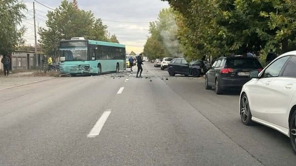 Planul Roșu de Intervenție a fost activat în Craiova după un accident între un autobuz și o mașină. Foto: IPJ Dolj