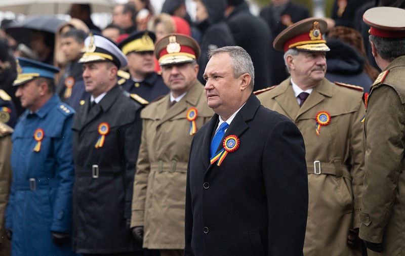 Spectacol tricolor pe cer la Alba Iulia. Premierul Ciucă participă la parada militară