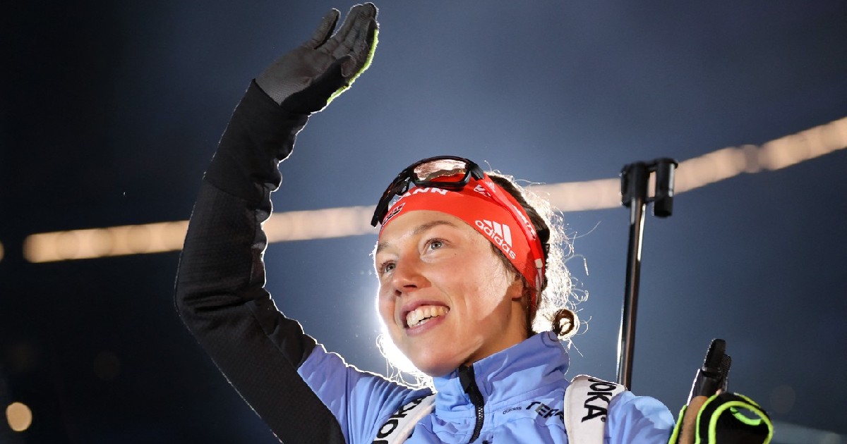 Sportiva Laura Dahlmeier salută spectatorii la finalul carierei sale, după cea de-a 18-a ediție a Biathlon World Team Challenge (WTC) din Veltins Arena auf Schalke.