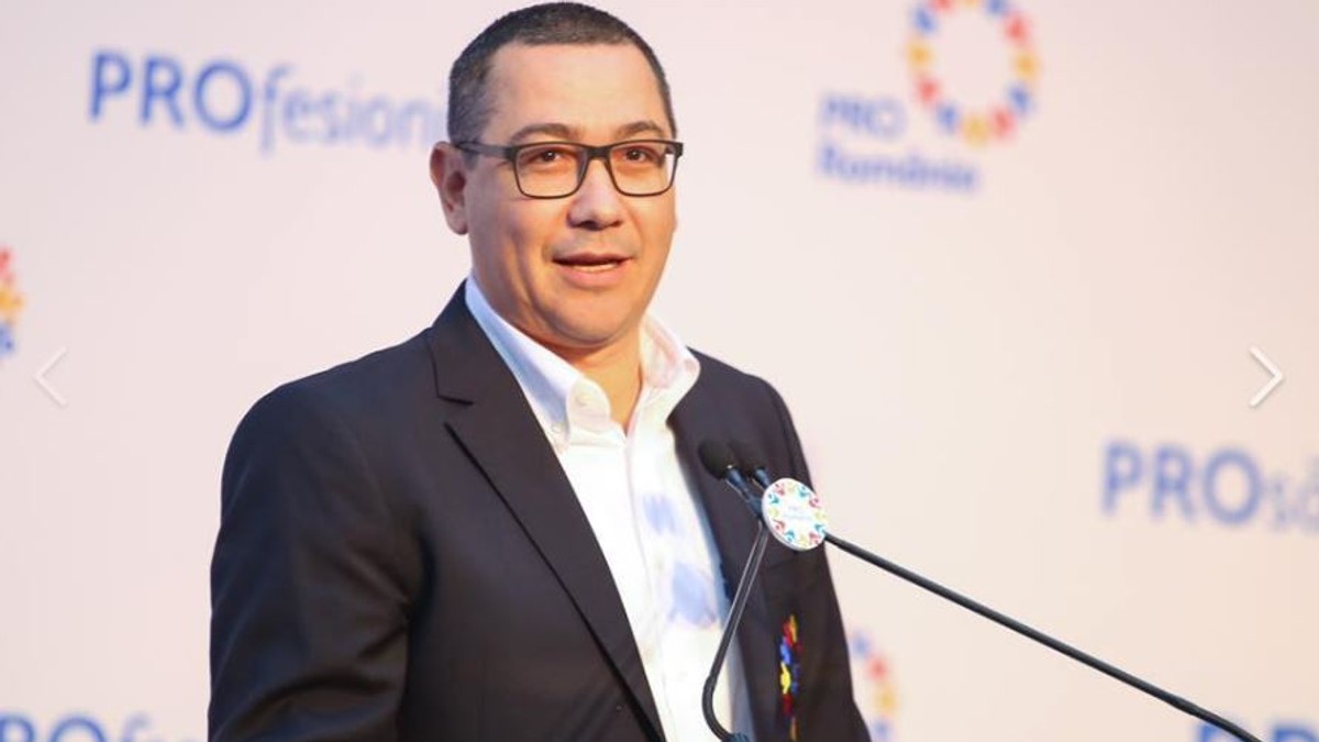 Victor Ponta, în timpul unei declarații de la tribună, la sediul Partidului Pro România