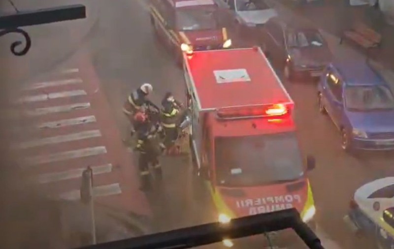 Explozie urmată de incendiu într-un bloc din Focșani. Cinci echipaje de pompieri se luptă cu flăcările | VIDEO