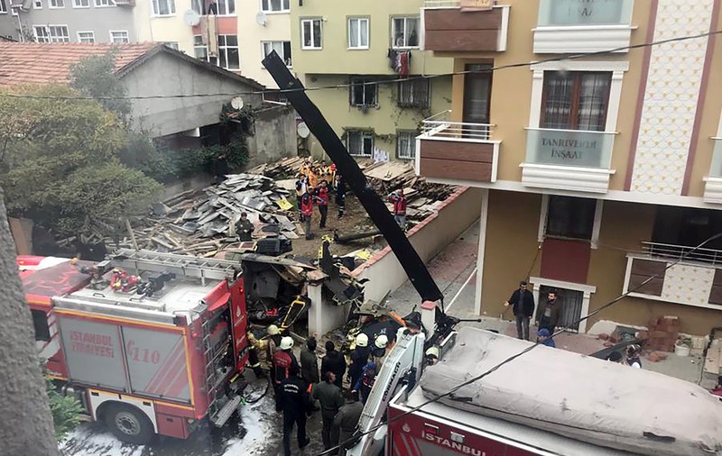 VIDEO/ Un elicopter militar s-a prăbușit într-o zonă rezidențială din Istanbul. Patru morți și un rănit
