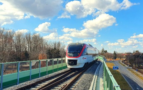 Un tren al companiei feroviare private Transferoviar Călători