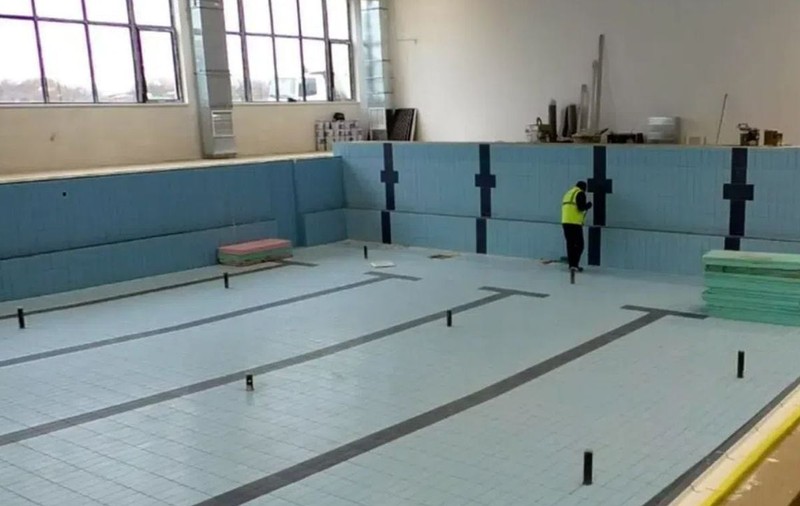 Bazin semiolimpic de înot construit într-o comună fără canalizare, în mijlocul câmpului: „Mobilizez babele din jurul meu și ne ducem împreună”