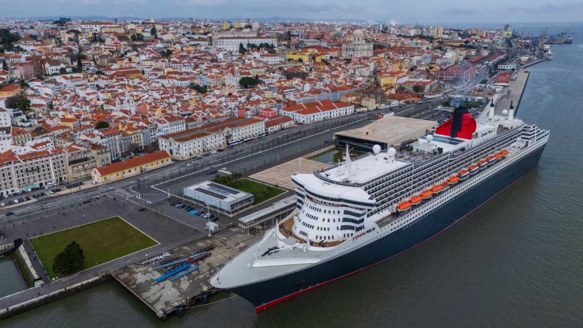 Vedere aeriană a unei ambarcațiunii de croazieră în portul din Lisabona, în imagini se vede orașul în partea stângă