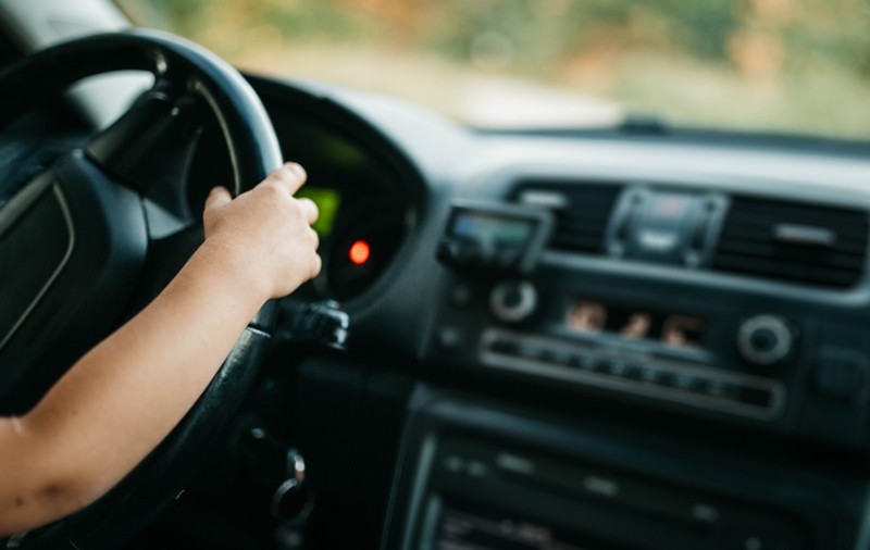 Un copil de 12 ani a ieșit beat la „plimbare” cu mașina tatălui său și a provocat mai multe accidente: alți doi copii erau cu el