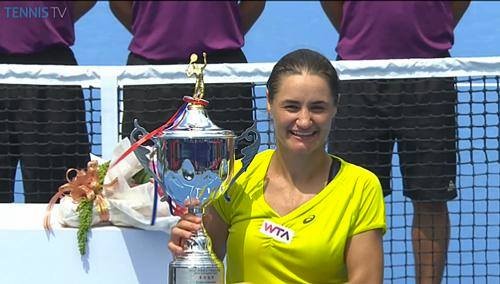 Monica Niculescu prezintă trofeul câştigat în China FOTO: Facebook