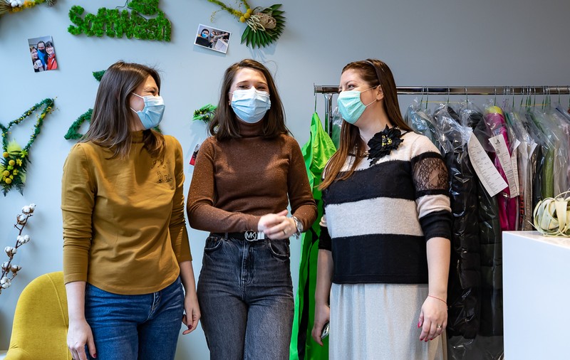 Trei antreprenoare îmbracă femeile cu venituri mici pentru interviul de angajare. „Ținuta intră prima, apoi persoana începe să se prezinte”