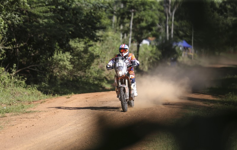 Motociclistul Emanuel Gyenes a terminat pe locul 26 etapa a patra a Raliului Dakar. Marcel Butuza a sosit al 63-lea