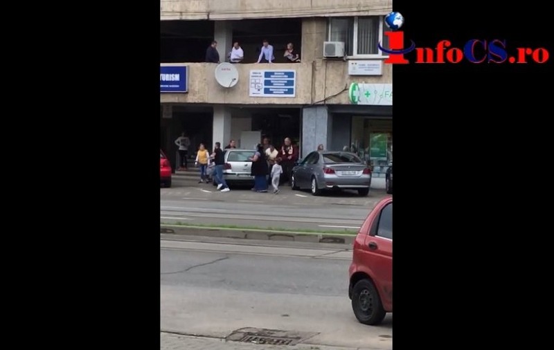 VIDEO | Bătaie cu răngi în fața unui notariat din Reșița. Un bărbat a ajuns la Urgențe