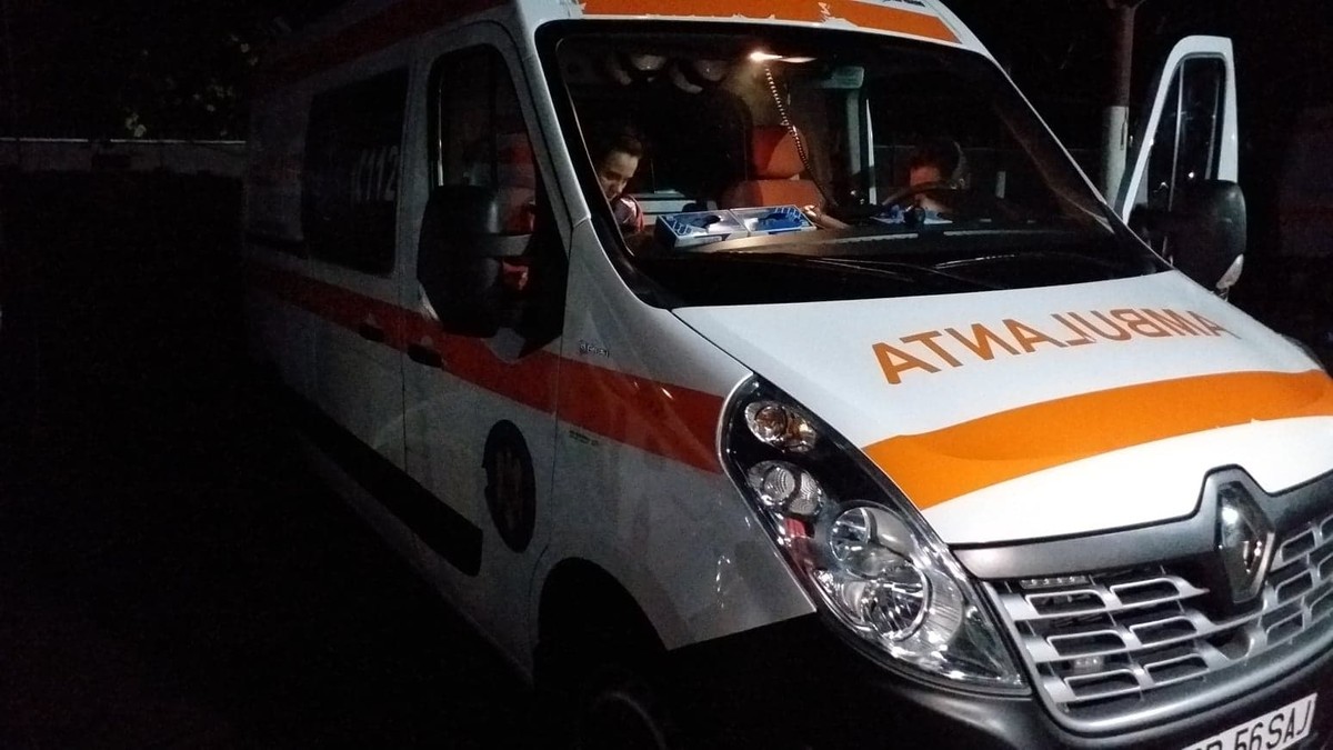 VIDEO | Ambulanță din Brăila, atacată cu pietre. Scandalagiii protestau în cazul tinerei moarte la o lună după naștere