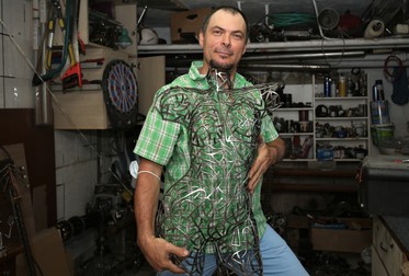 Gabriel Dinu adună toate piesele pe care alții le aruncă și le transformă în artă Foto: Dumitru Angelescu