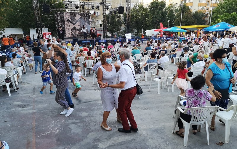Fără reguli anti-Covid la petrecerea organizată de Primăria Sectorului 5 în Parcul Sebastian. Artiștii au îndemnat oamenii ”să mai și trăiască”