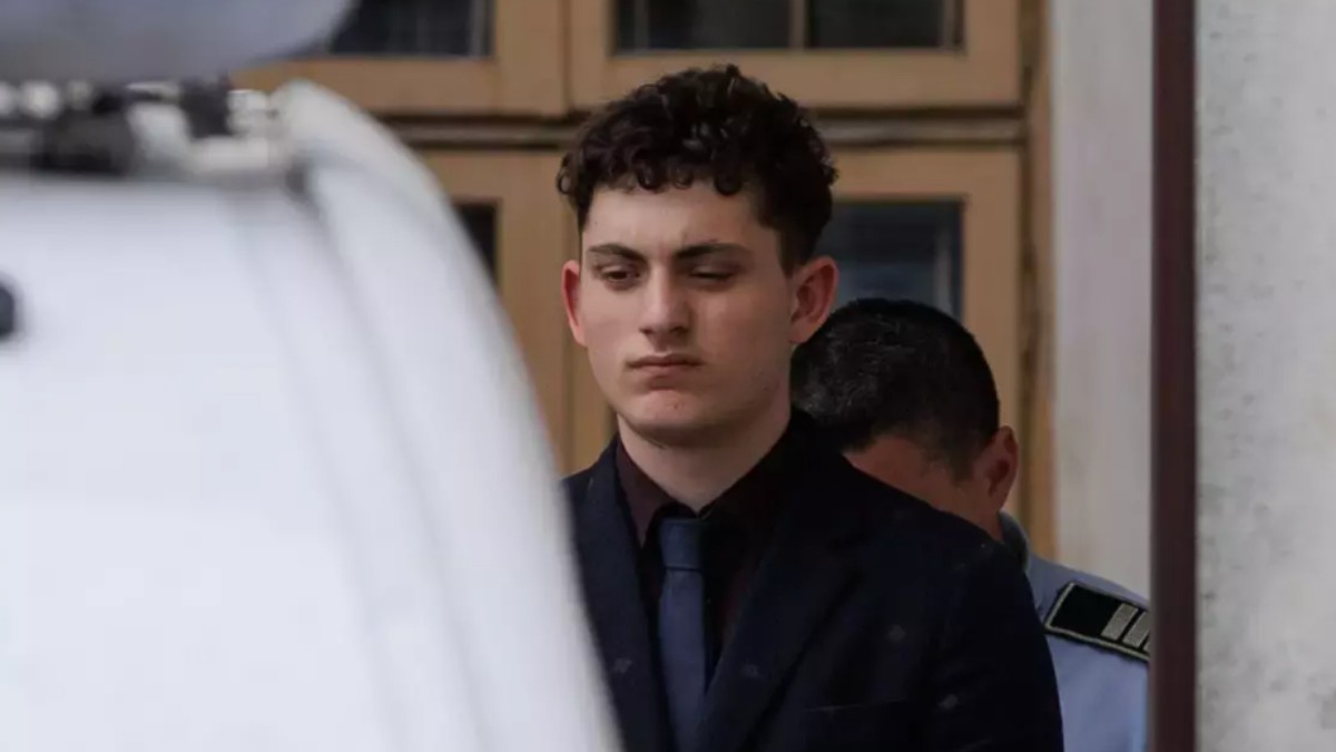 Vlad Pascu, îmbrăcat într-un costum negru, cu o cămașă și cravată închise la culoare