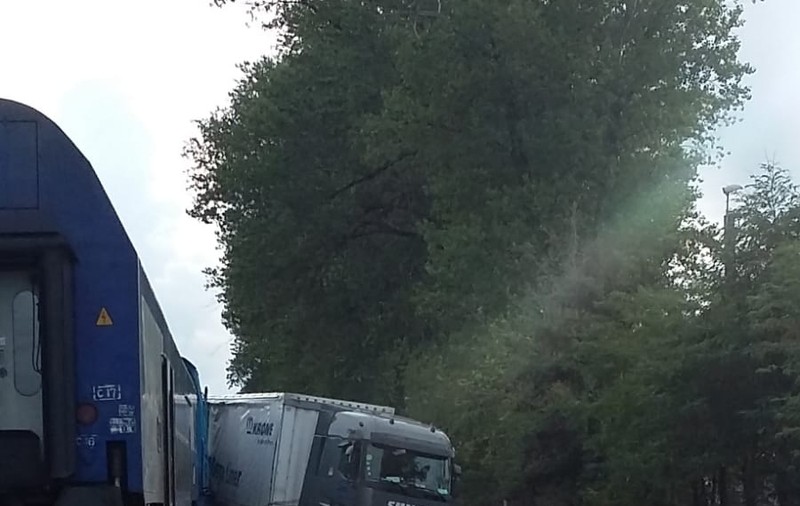 Camion lovit de tren în apropierea Gării Băilești, Dolj. Traficul feroviar pe ruta Craiova-Calafat, întrerupt de mai multe ore