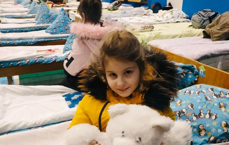 „Priviți în ochii celor care au scăpat de moarte”. Imagini dintr-o sală de sport devenită centru de cazare pentru civilii evacuații din Kiev