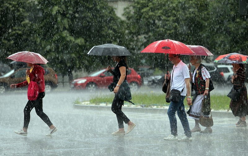 Cod galben de instabilitate atmosferică accentuată în cinci judeţe. Cum va fi vremea în București