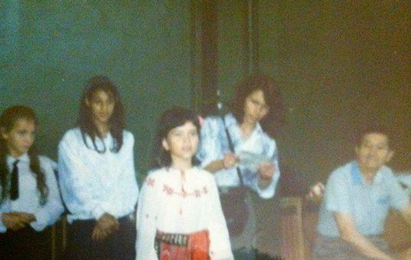 Mititică și cu dinții de iepure, în costum popular, cânta de zor la serbare! Azi e cea mai de succes artistă de la noi! Știi cine este? FOTO