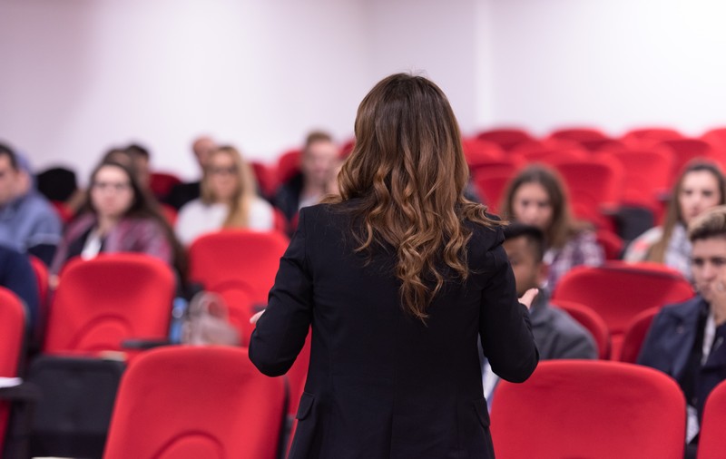 Acuzații dure la adresa unei profesoare de la Universitatea din București: „Eram făcuți balcanici, bătuți în cap, analfabeți”. Reacția Universității