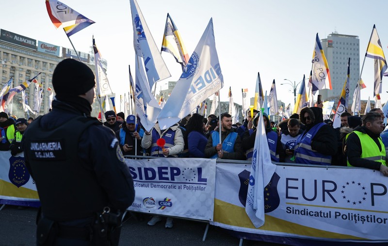 Sute de polițiști din Brăila au venit la protestul din București. Ce le-a transmis Marcel Ciolacu manifestanților