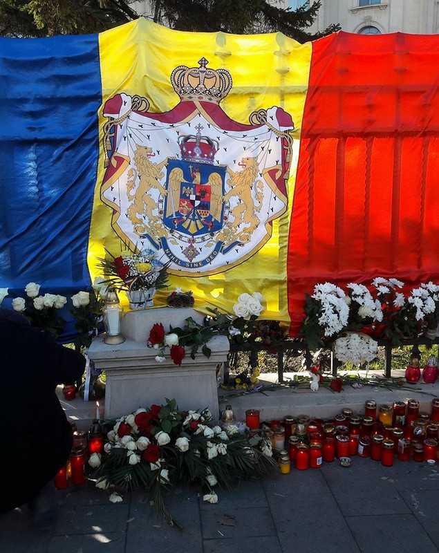 FOTO & VIDEO | Mii de oameni la Palatul Regal, în a doua zi de pelerinaj. ”Atât mai putem face pentru regele nostru. Lacrimi și flori”