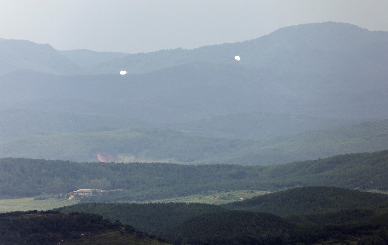 Un nou atac „murdar”. Coreea de Nord a lansat sute de baloane cu gunoi înspre Seul timp de trei zile la rând