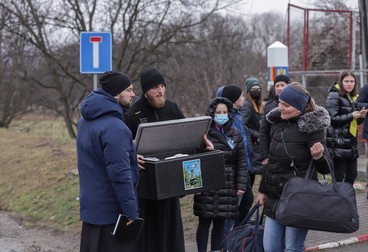 Preoți ajutând refugiații din Vama Sighet, 26 februarie. Foto: Vlad Chirea / Libertatea