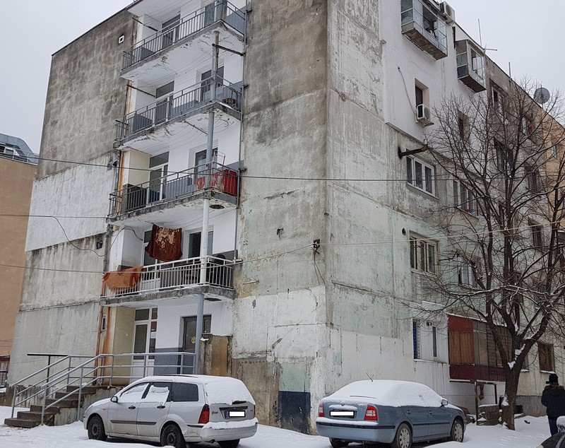#salvatipipera | VIDEO. Cartierul contrastelor: cum se văd clădirile de sticlă din blocurile de nefamiliști. ”Noi am vrea doar apă caldă...”