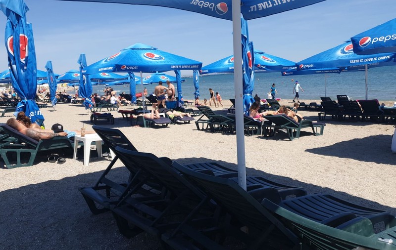 Plajele de pe litoral s-au redeschis. În Vama Veche, șezlongurile sunt mai scumpe cu 5 lei faţă de anul trecut