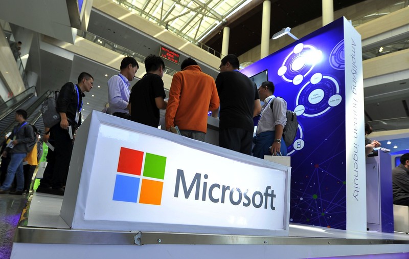 Microsoft: Filmulețele cu pisici chiar scad productivitatea muncii. Angajații se simt epuizați dacă sunt conectați de acasă la locul de muncă prin smartphone