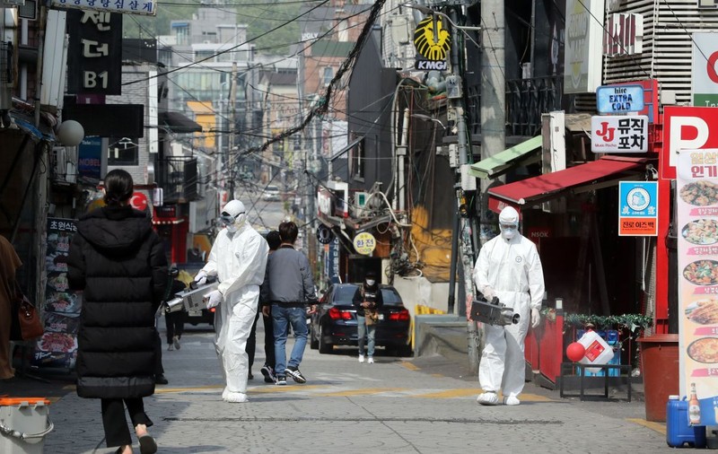 Noile focare de infecție din China și Coreea de Sud arată cât de riscantă este ridicarea restricțiilor