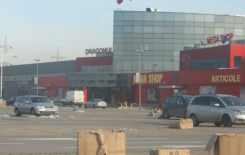 Doi pompieri, bătuţi de chinezii din Dragonul Roşu
