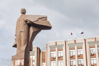 Statuia lui Vladimir Lenin din fața Palatului Prezidențial din Tiraspol. Foto: Profimedia