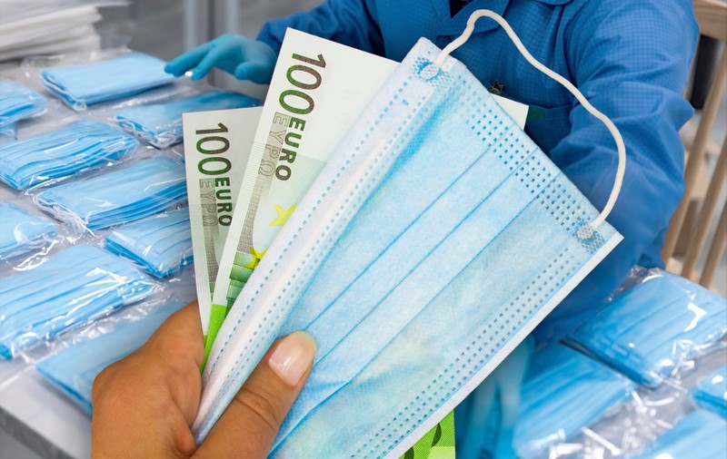 Saga licitației pentru cele 115 milioane de măști continuă. Firma clasată a doua contestă câștigătorul pe motiv că cere mai mult decât prețul pieței