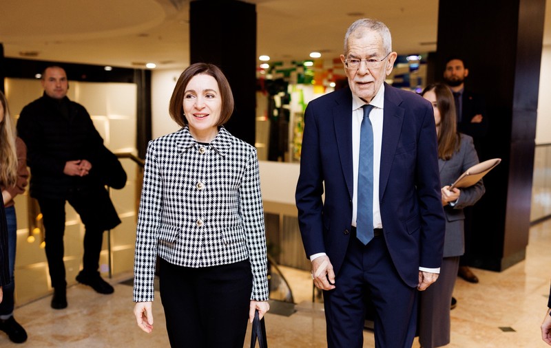 Preşedintele Austriei, muşcat de câinele Maiei Sandu, i-a oferit preşedintei R. Moldova o jucărie pentru Codruţ. VIDEO