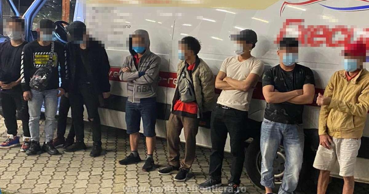 Poliţiştii de frontieră au descoperit, ascunși în interiorul unei autoutilitare pline cu pufuleți și apă, nouă cetăţeni din Vietnam care încercau să iasă ilegal din țară prin vama Nădlac sursa foto: Politia de Frontiera