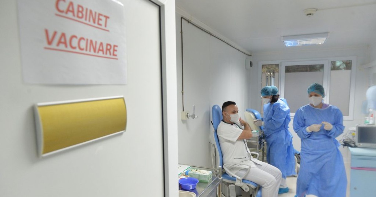 VIDEO Când se poate relua vaccinarea la persoanele care se îmbolnăvesc de COVID după administrarea primei doze și cum se procedează