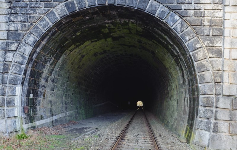 Un român abia eliberat din închisoare s-a îmbătat și a pierdut trenul, apoi a luat-o spre casă pe jos, printr-un tunel feroviar și a paralizat circulația, în Germania
