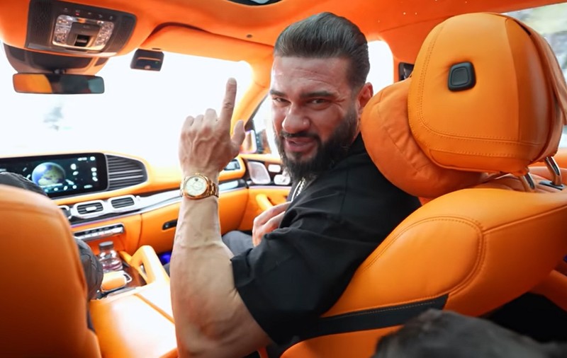 Dorian Popa și-a făcut cadou un colier din aur cu 2.100 de diamante: „Nu mă așteptam să iasă în halul ăsta de frumos și de mare”